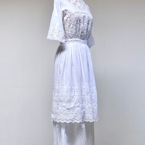 Vestido de té eduardiano antiguo, fiesta en el jardín de encaje de algodón de la década de 1910, ojal floral Ayrshire Whitework, boda de verano, cintura pequeña de 34 busto 26, VFG imagen 4