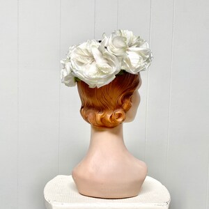 Vintage 1960s White Floral Hat, Mid-Century Garden Party, 60s Spring Summer Wedding, One Size zdjęcie 3