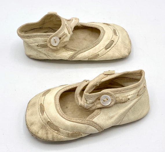 Vintage 1920s 1930s Lambskin Crib Shoes, Ivory De… - image 9