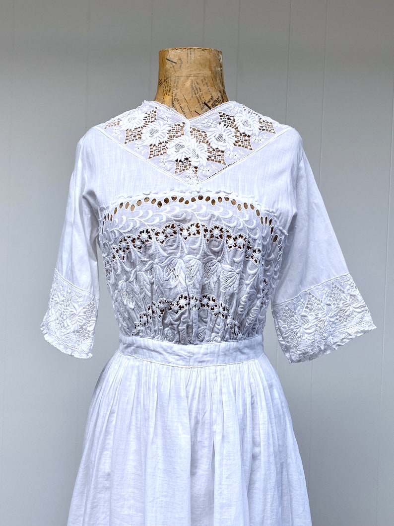 Vestido de té eduardiano antiguo, fiesta en el jardín de encaje de algodón de la década de 1910, ojal floral Ayrshire Whitework, boda de verano, cintura pequeña de 34 busto 26, VFG imagen 5