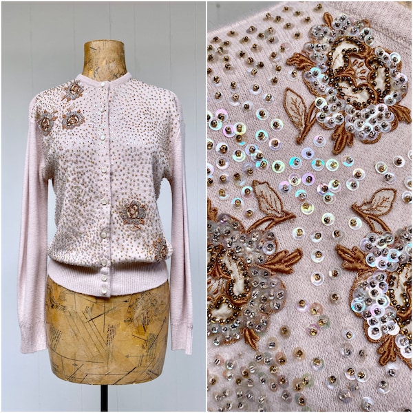 Cardigan con perline fantasia vintage anni '60, maglione con applicazioni di paillettes acriliche beige degli anni '60, maglia bomba di metà secolo, busto medio da 38", VFG