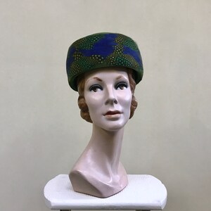 Vintage 1960s Feather Pillbox Hat, 60s Genuine Green Velour Fur Felt with Guinea Feathers and Netting, Mid-Century Style, Size 21 3/4 image 3