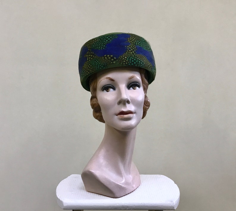 Vintage 1960s Feather Pillbox Hat, 60s Genuine Green Velour Fur Felt with Guinea Feathers and Netting, Mid-Century Style, Size 21 3/4 image 3