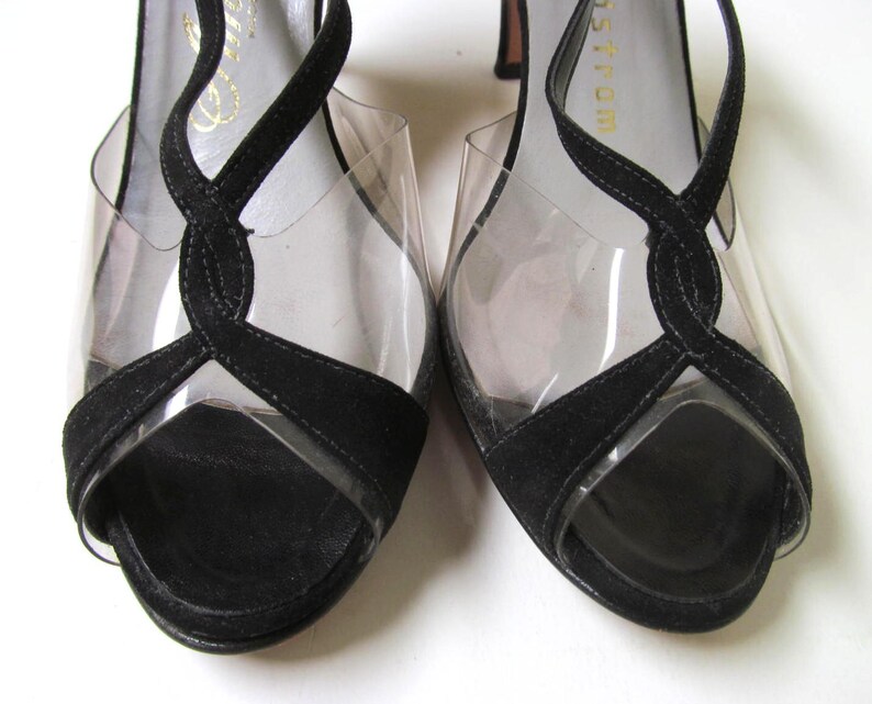 Daim noir vintage des années 1980 avec talons hauts en plastique transparent, sandales Peep Toe Bombshell des années 80, taille US 8 AA, VFG image 2