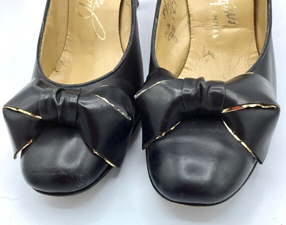 Vintage 1950s Black Leather Pumps with Bow Detail… - image 7