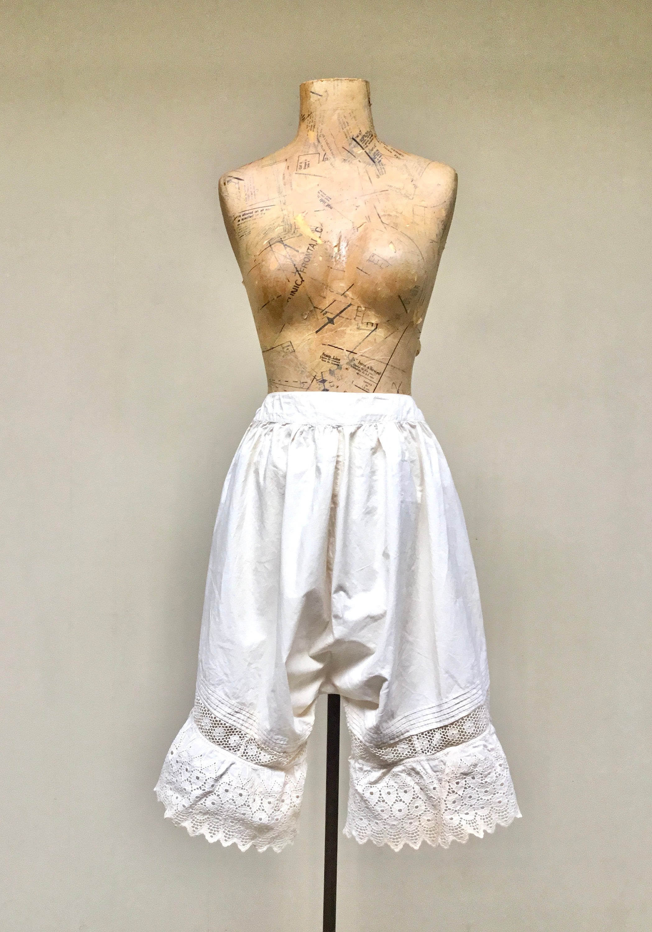 Antique 1910s Edwardian Drawers, White Cotton and Eyelet Lace Bloomers,  Ladies Underwear, Extra Small 22 Inch Waist, VFG 