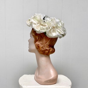 Vintage 1960s White Floral Hat, Mid-Century Garden Party, 60s Spring Summer Wedding, One Size zdjęcie 5