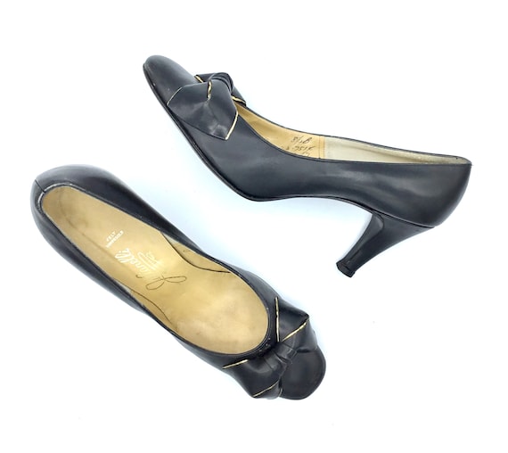Vintage 1950s Black Leather Pumps with Bow Detail… - image 1