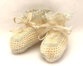 Vintage Baby Booties, Hand Knit Ivory and Blue Crib Shoes, Newborn Booties, VFG