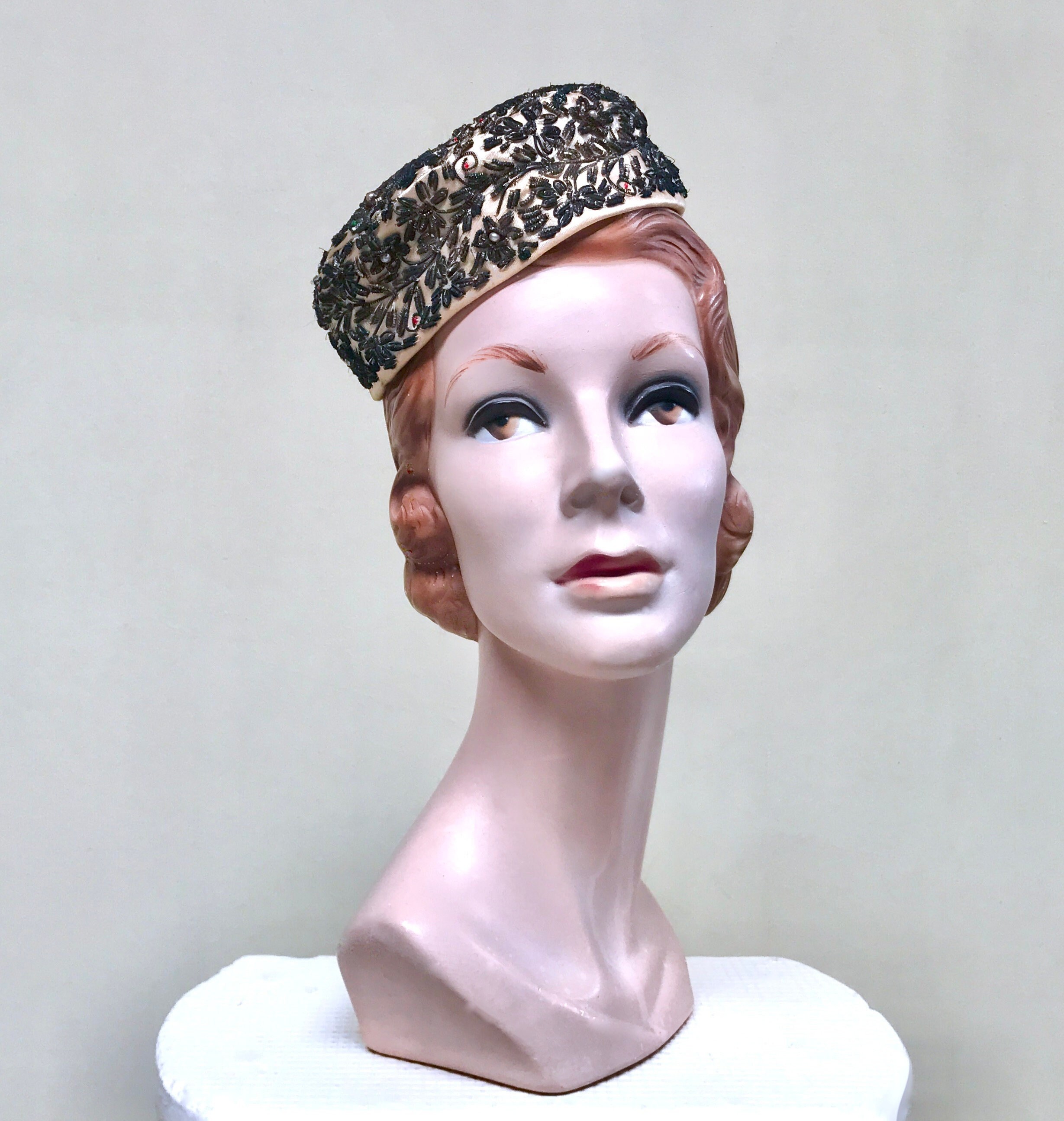 2idiots label pillbox cap 6crayon似 6crayon ピルボックス帽 キャップ（ブラック） - ZIPPER | 60
