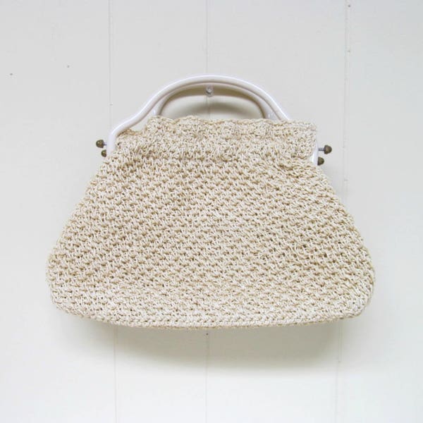 Bolso de ganchillo vintage de la década de 1950, bolso de mango superior de rafia marfil de los años 50 con asas de plástico