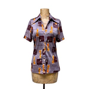 Vintage 1970s Short Sleeve Blouse, 70s Mauve Jersey Blouse, Ladies with Parasols Novelty Print Top, Small, VFG