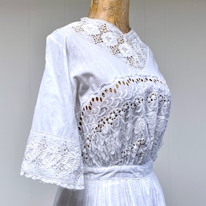 Vestido de té eduardiano antiguo, fiesta en el jardín de encaje de algodón de la década de 1910, ojal floral Ayrshire Whitework, boda de verano, cintura pequeña de 34 busto 26, VFG imagen 6