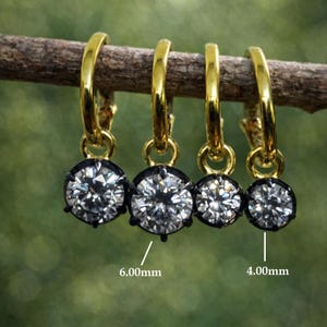 Aros de Gypset de 6 mm redondos con engaste simulado de estilo georgiano, engaste recortado, en oro blanco y amarillo ennegrecidos.