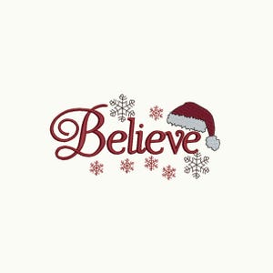 Pode incluir: Design bordado com a palavra "Believe" em fonte bordô, flocos de neve e um gorro de Papai Noel. O design em bordô e branco sobre fundo creme é ideal para artesanato natalino.