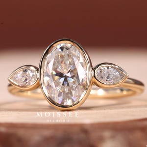 Oval & Birne Moissanite Drei-Steine-Ring - Lünette Verlobungsring