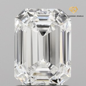 Könnte beinhalten: Ein klarer Diamant im Smaragdschliff mit mehreren Facetten, die das Licht reflektieren. Der Diamant ist rechteckig mit geschnittenen Ecken und zeigt seine Klarheit und Brillanz. Das Logo "KM DIAMOND JEWELS" befindet sich in der oberen rechten Ecke.