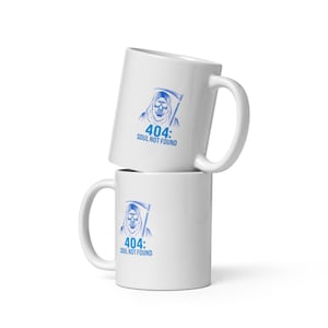 Könnte beinhalten: Zwei weiße Keramikbecher, die übereinander gestapelt sind. Jeder Becher zeigt eine blaue Grafik eines Sensenmanns mit dem Text "404: SOUL NOT FOUND" darunter. Die Becher haben einen gebogenen Griff.