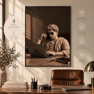 Könnte beinhalten: Ein gerahmter Wandkunstdruck, der eine klassische Steinbüste mit moderner Sonnenbrille bei der Arbeit an einem Laptop zeigt. Der Text links gibt 4 enthaltene Größen an: A4, A3, 50 x 70 und 70 x 100. Symbole rechts heben die Premium-Druckqualität, stilvolle Wandkunst, Eignung für jeden Raum und eine tolle Geschenkidee hervor.