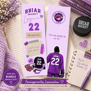 Könnte beinhalten: Zwei rechteckige Lesezeichen in Helllila mit Briar University Eishockey-Motiven. Eines zeigt den Text Logan 22, the quiet one und I want to be your person. Das andere zeigt einen Eishockeyspieler im lila Trikot mit der Aufschrift Logan 22.
