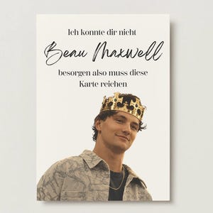 Puede incluir: Una tarjeta de felicitaci&oacute;n rectangular con la fotograf&iacute;a de una persona que lleva una corona dorada. El texto de la tarjeta dice: Ich konnte dir nicht Beau Maxwell besorgen also muss diese Karte reichen. El fondo es de color blanco roto.