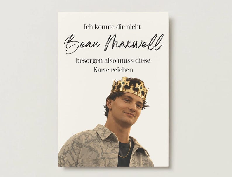 Puede incluir: Una tarjeta de felicitaci&oacute;n rectangular con la fotograf&iacute;a de una persona que lleva una corona dorada. El texto de la tarjeta dice: Ich konnte dir nicht Beau Maxwell besorgen also muss diese Karte reichen. El fondo es de color blanco roto.