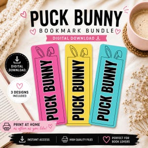 Könnte beinhalten: Ein digitales Lesezeichen-Set zum Herunterladen mit drei rechteckigen Lesezeichen in Pink, Gelb und Türkis. Jedes Lesezeichen zeigt den Text PUCK BUNNY in fetten schwarzen Buchstaben und eine Strichzeichnung von Hasenohren.