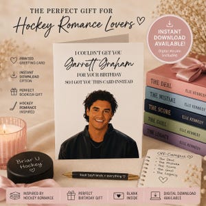Può includere: Un biglietto d'auguri bianco con il ritratto di un uomo e il testo I COULDN'T GET YOU Garrett Graham FOR YOUR BIRTHDAY SO I GOT YOU THIS CARD INSTEAD. Il biglietto è circondato da un disco da hockey, una penna e cinque libri.