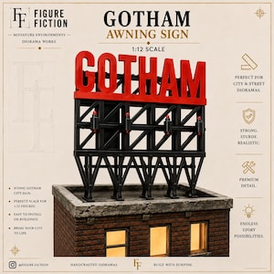 Op de afbeelding: Een miniatuur diorama op schaal 1:12 met een zwart metalen frame dat een groot rood bord ondersteunt met de tekst GOTHAM. Het bord is gemonteerd op een rechthoekig bakstenen gebouwgedeelte met drie verlichte ramen en een betonnen rand.
