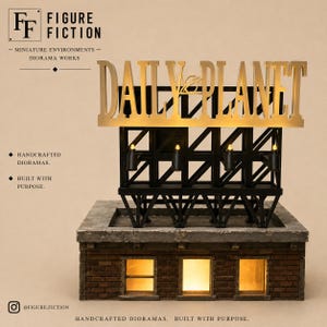 Könnte beinhalten: Ein Miniatur-Diorama eines Backsteingebäudes mit drei beleuchteten Fenstern, gekrönt von einem schwarzen Metallrahmen, der ein großes, goldenes Schild mit der Aufschrift DAILY PLANET trägt, inklusive vier kleiner Leuchten am Rahmen.