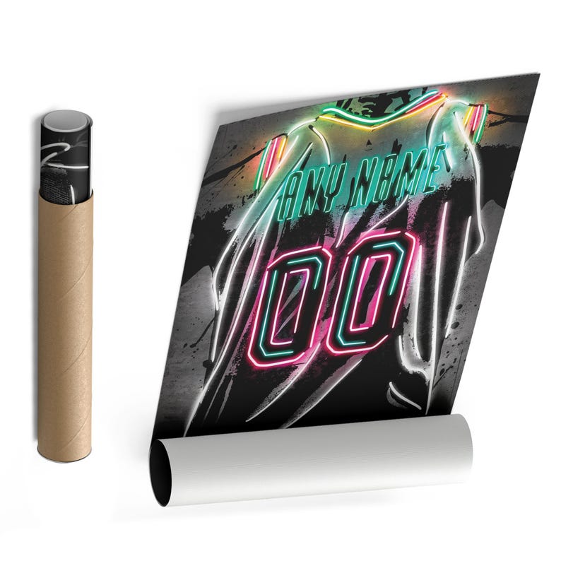 Op de afbeelding: Een opgerolde poster met een neon-stijl ontwerp van een shirt met de tekst "ANY NAME" en het nummer "00". Het shirtontwerp is in tinten groen, roze en wit tegen een zwarte achtergrond met verfspattereffecten. De poster is opgerold en vastgezet in een bruine kartonnen koker.