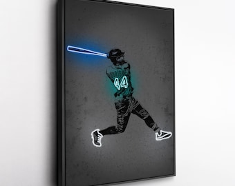 Może przedstawiać: Oprawiony wydruk artystyczny przedstawiający baseballistę w akcji, zilustrowany w skali szarości z neonowymi niebieskimi akcentami. Gracz jest w trakcie zamachu, z kijem i numerem 44 na koszulce podświetlonymi na jaskrawo niebiesko. Grafika na teksturowanym szarym tle.