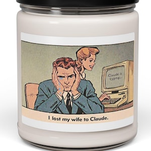 以下が含まれることがあります： 黒い蓋が付いた白いキャンドルジャー。ラベルには、女性とコンピューターと一緒に、苦悩している男性のヴィンテージコミックスタイルのイラストが描かれています。ラベルのテキストは「私は妻をクロードに失いました」と書かれています。