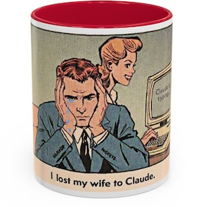Op de afbeelding: Witte keramische koffiemok met rode binnenkant en een retro stripillustratie. De illustratie toont een bedroefde man, een vrouw en een computerscherm. De mok heeft de tekst: "Ik verloor mijn vrouw aan Claude."