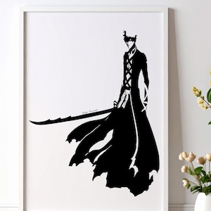 Può includere: Stampa artistica con silhouette in bianco e nero incorniciata. L'opera raffigura una figura con un lungo cappotto che tiene una spada. La stampa è esposta su una parete bianca sopra un pavimento in legno, con vasi bianchi di fiori a destra.