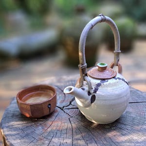 Handmade Shino Teapot with Bamboo Handle – 750 ml Ceramic Teapot – Green Glass Lid – Japanese Style Artisan Stoneware