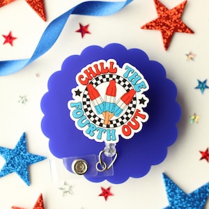 Peut inclure: Un enrouleur de badge bleu circulaire à bord festonné présentant un graphique central de trois sucettes glacées rouges, blanches et bleues sur un cercle à damier noir et blanc. Le texte CHILL THE FOURTH OUT est imprimé en rouge et bleu.