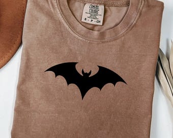 Vintage Bat Graphic Comfort Colors T-Shirt – Halloween Aesthetic Unisex Shirt – Gothic Fall Tee – Spooky Season Gift