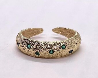 Anillo de oro texturizado ajustable con gemas verdes, anillo de oro resistente al deslustre, anillo de oro ajustable, anillo llamativo, anillo de banda