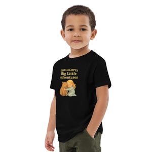 オリビアとキャッピーのビッグリトルアドベンチャー キッズTシャツ