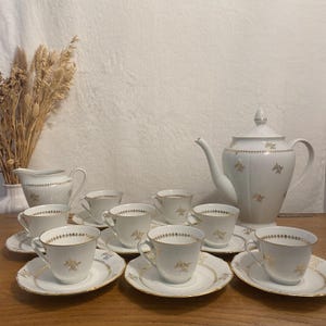 Service à café en porcelaine de France blanche et dorée — Service vintage de style Louis XV