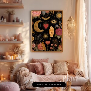 Peut inclure: Une impression d'art encadr&eacute;e avec un cadre dor&eacute;, pr&eacute;sentant un fond noir avec des &eacute;l&eacute;ments c&eacute;lestes et floraux. Le design comprend un croissant de lune dor&eacute;, un c&oelig;ur rouge, un &oelig;il et une main avec des accents dor&eacute;s. Le texte "T&Eacute;L&Eacute;CHARGEMENT NUM&Eacute;RIQUE" est en bas.