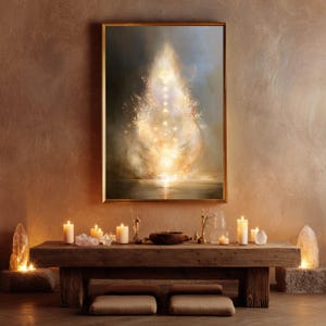 Op de afbeelding: Een rechthoekige kunstdruk in een gouden lijst met een gloeiende, etherische lichtformatie met gouden wervelingen en sprankelingen. Het kunstwerk hangt boven een rustieke houten tafel met brandende kaarsen en heldere kwartskristallen.