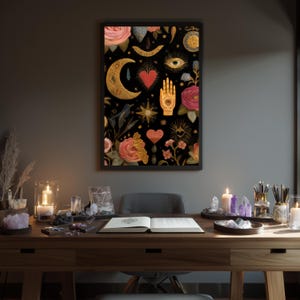 Peut inclure: Une affiche encadr&eacute;e avec un fond noir, pr&eacute;sentant des &eacute;l&eacute;ments c&eacute;lestes et floraux. Le design comprend un croissant de lune dor&eacute;, un c&oelig;ur rouge, un &oelig;il et une main avec une paume dor&eacute;e. Des roses roses et d'autres &eacute;l&eacute;ments floraux sont &eacute;galement pr&eacute;sents.