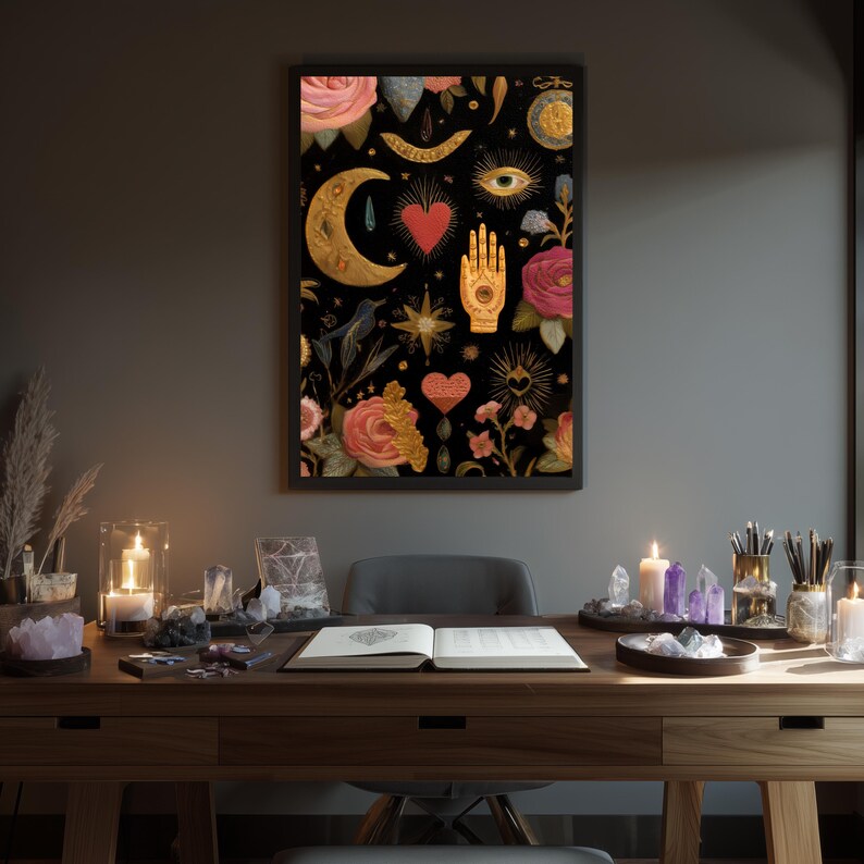 Peut inclure: Une affiche encadr&eacute;e avec un fond noir, pr&eacute;sentant des &eacute;l&eacute;ments c&eacute;lestes et floraux. Le design comprend un croissant de lune dor&eacute;, un c&oelig;ur rouge, un &oelig;il et une main avec une paume dor&eacute;e. Des roses roses et d'autres &eacute;l&eacute;ments floraux sont &eacute;galement pr&eacute;sents.
