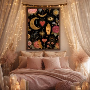 Peut inclure: Une affiche encadr&eacute;e avec un fond noir orn&eacute; d'&eacute;l&eacute;ments c&eacute;lestes et floraux. Elle pr&eacute;sente un croissant de lune, un c&oelig;ur rouge, une main dor&eacute;e et des roses. L'affiche est au-dessus d'un lit avec une literie et des oreillers roses.