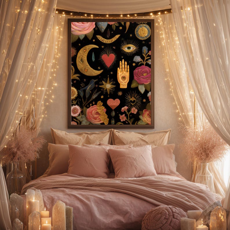 Peut inclure: Une affiche encadr&eacute;e avec un fond noir orn&eacute; d'&eacute;l&eacute;ments c&eacute;lestes et floraux. Elle pr&eacute;sente un croissant de lune, un c&oelig;ur rouge, une main dor&eacute;e et des roses. L'affiche est au-dessus d'un lit avec une literie et des oreillers roses.