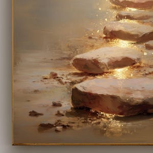 Op de afbeelding: Olieverfschilderij van grote, lichtbruine stenen in water, met gouden licht dat op het oppervlak weerkaatst. Het kunstwerk heeft een warm kleurenpalet en een getextureerde uitstraling.