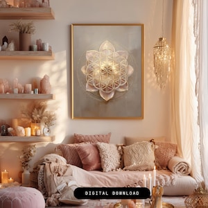 Puede incluir: Una obra de arte enmarcada con un borde dorado presenta un diseño floral geométrico en tonos beige y dorado. La imagen está ambientada en un salón acogedor con un sofá rosa, cojines y estanterías decorativas. El texto en la imagen dice "DESCARGA DIGITAL."
