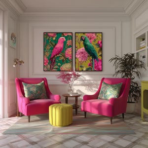 Op de afbeelding: Een levendige woonkamer met twee ingelijste papegaai-kunstprints boven twee roze fauteuils met patronen kussens. Een gele poef en een gestreept tapijt voegen kleur toe. Een kleine tafel heeft een vaas met roze bloemen.